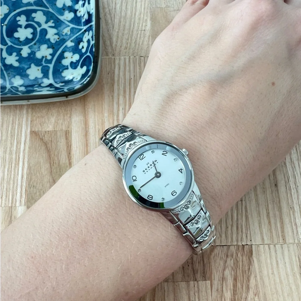 Skagen Denmark steel ladies silver tone dress bracelet watch NEW BATTERY